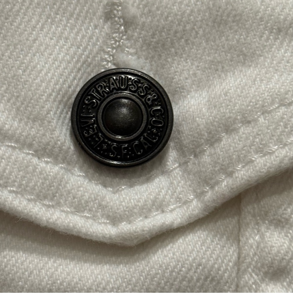 Levi's White Denim Jacket with Black Button - Picture 2 of 8